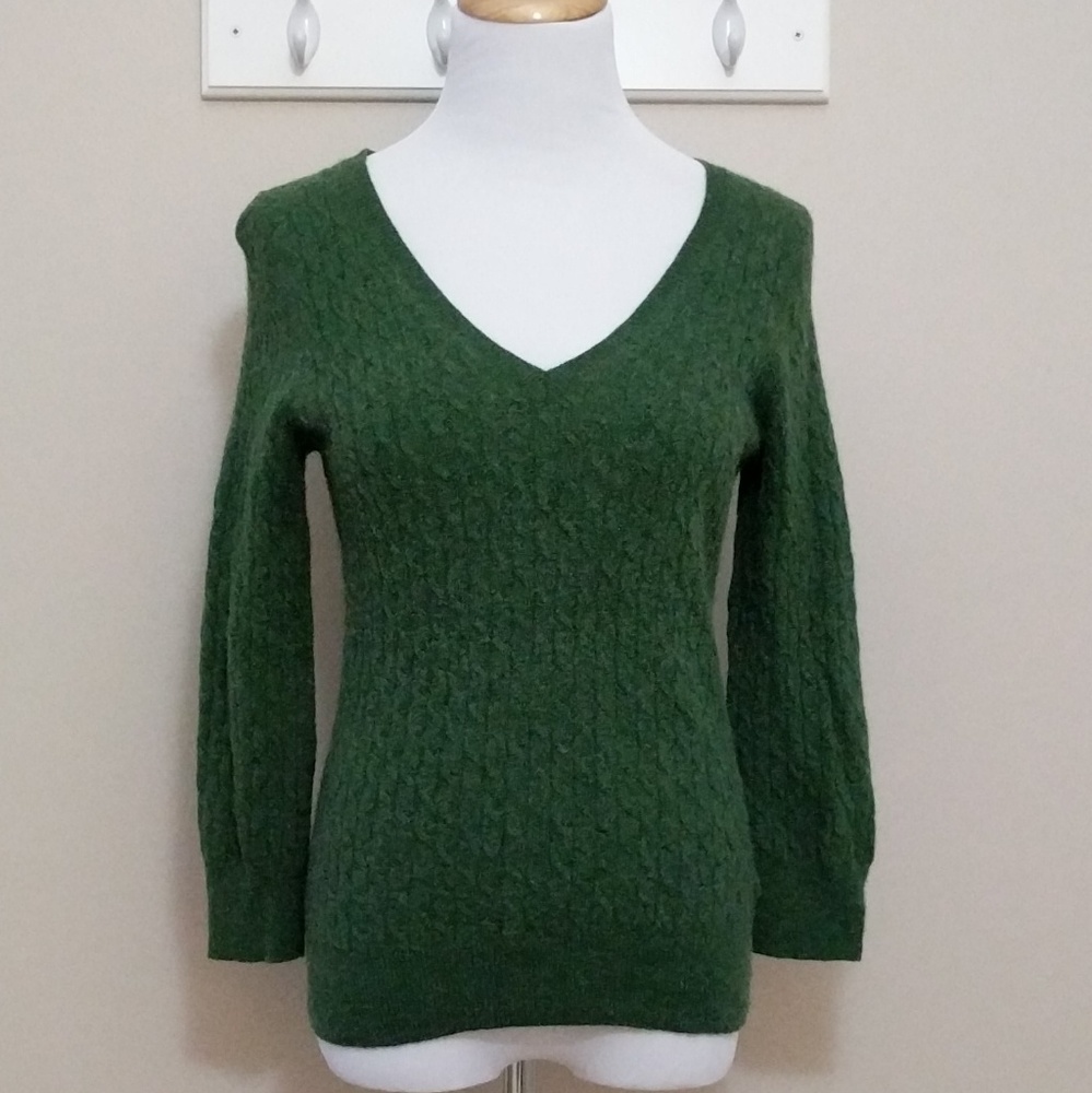 BR 🍌 green v-neck 3/4 sleeve cable knit sweater